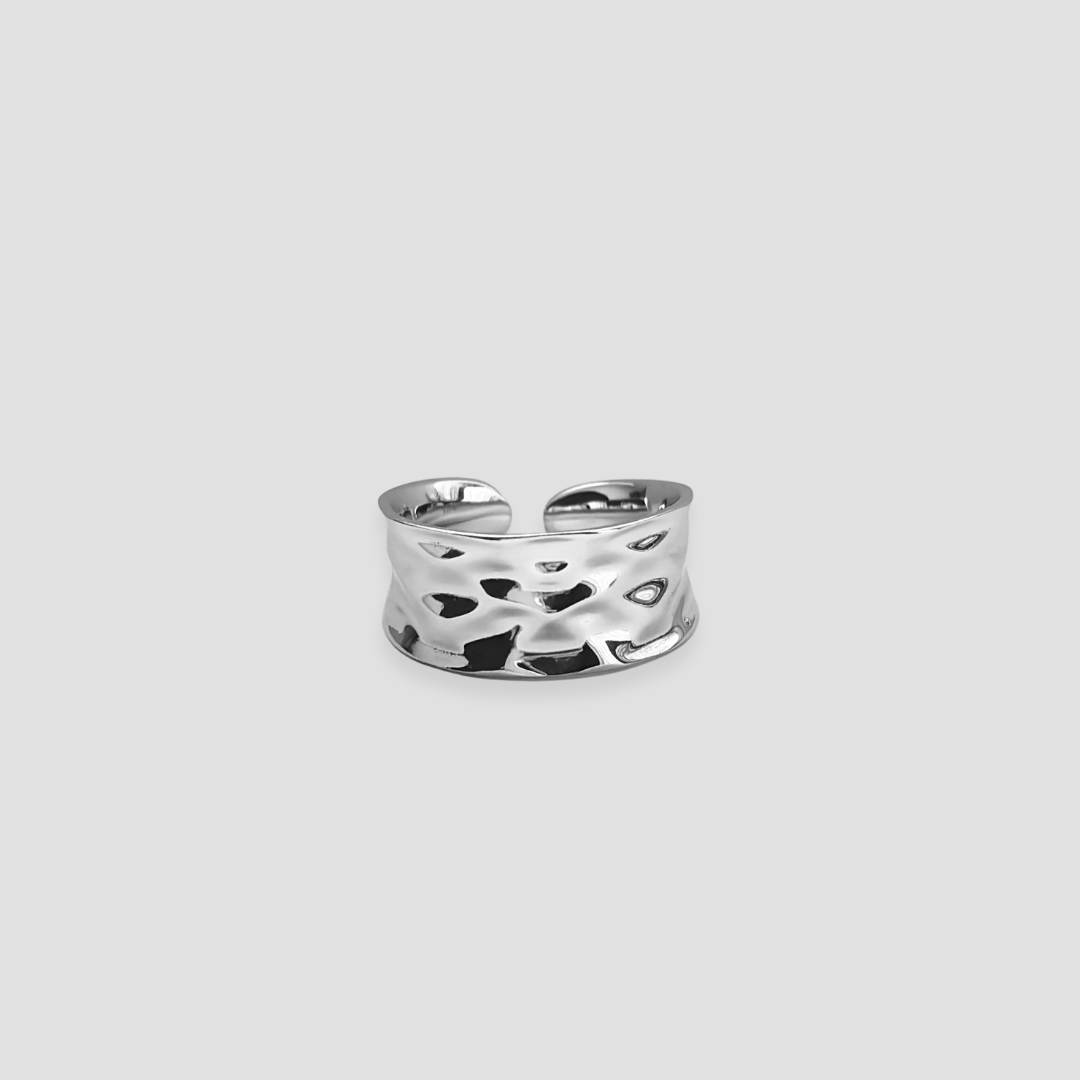 HAMMERED RING UNIVERSAL SIZE - Alexander Ahrens